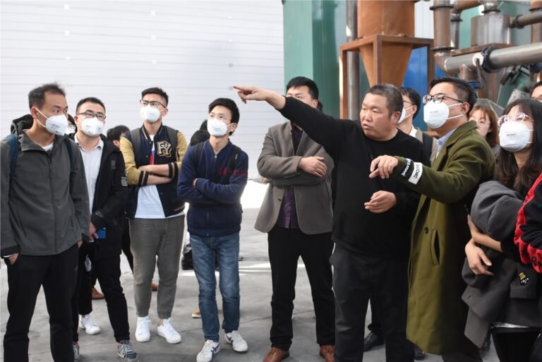 蔡总给客户介绍产品性能
